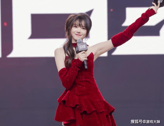 骆歆素颜直播，被夸颜值很高，展示身上多处淤青