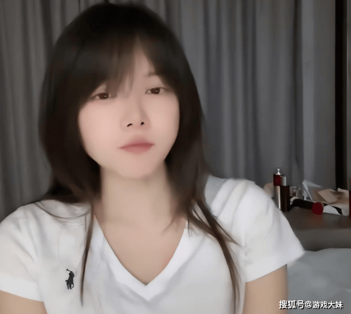 骆歆素颜直播，被夸颜值很高，展示身上多处淤青